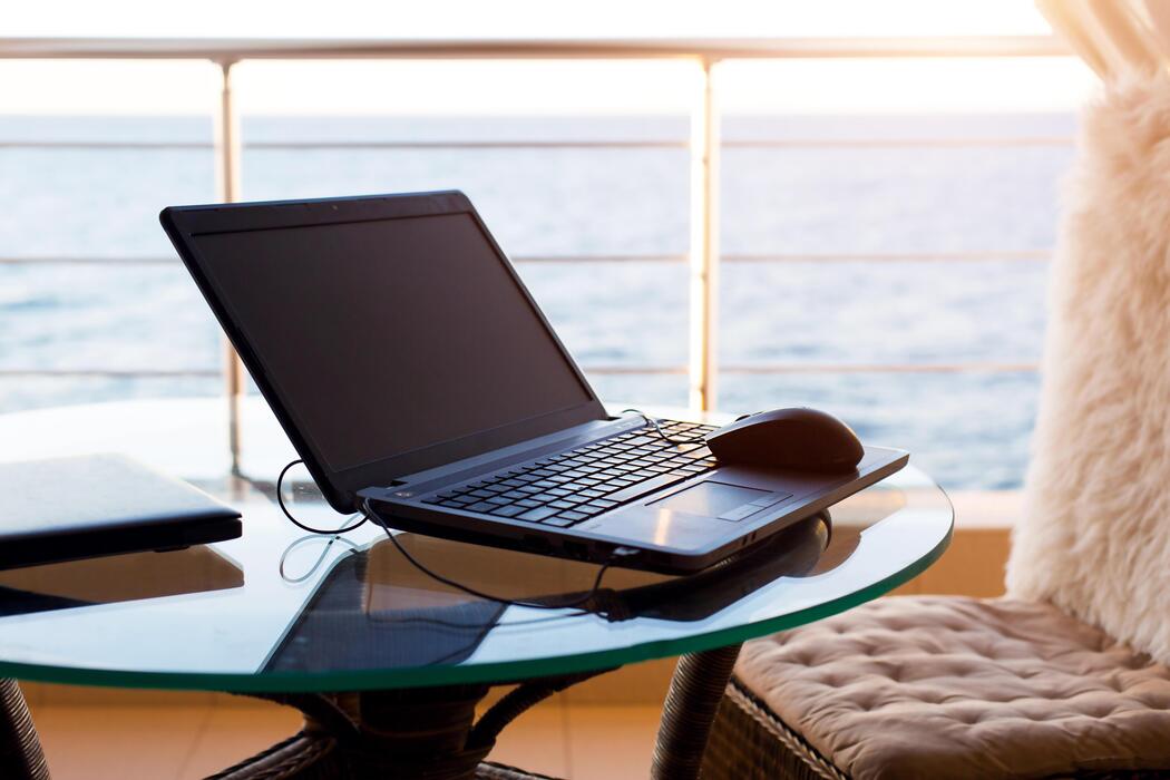 How to Travel With a Full-Time Job