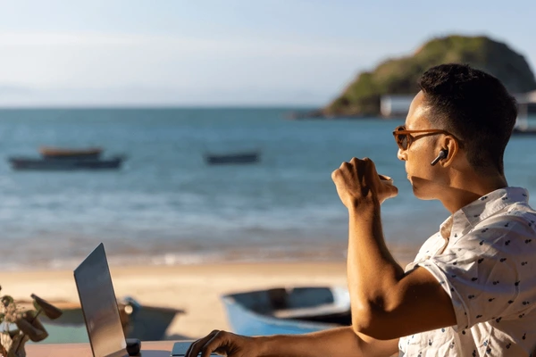 how to make money while traveling